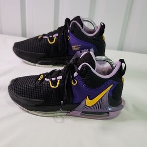 Nike Men's LeBron Witness 7 Purple and Black Sneakers Size 8 DM1123-002 "Lakers"